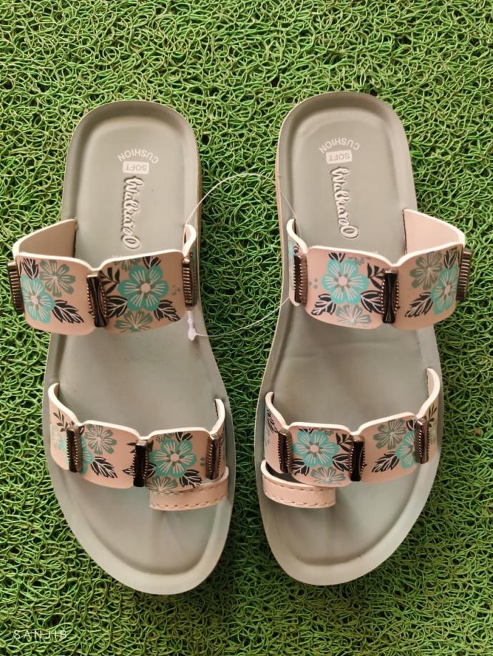 WALKAROO Women's Fashion Sandal with Cushion Sole, Toe Seperator and Dual Printed Straps